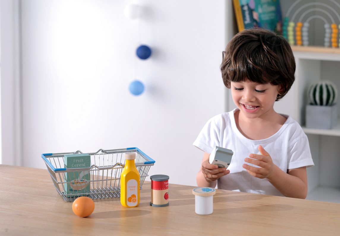 Wooden-Grocery-Set-with-metal-basket-4